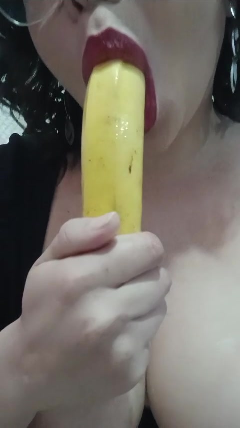 Luma Pacini – Uma banana, lábios vermelhos e carnudos e uma boca gulosa